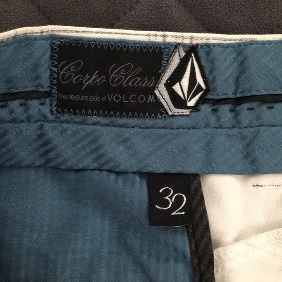 Men’s size 32 Volcom shorts. - Picture 4 of 4
